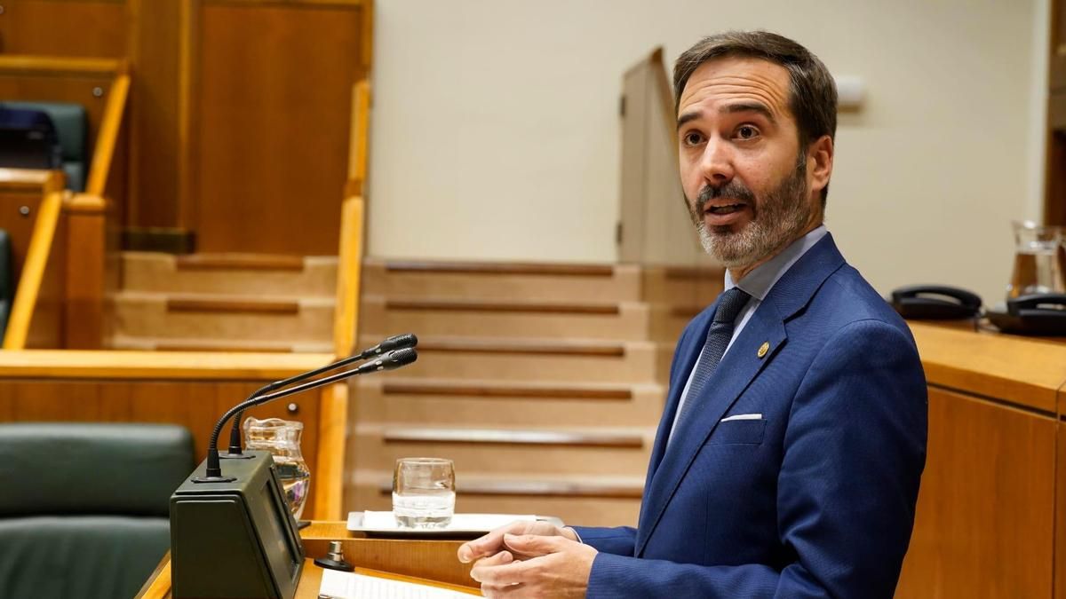 Javier Hurtado, consejero de Turismo, Comercio y Consumo, en el Parlamento Vasco