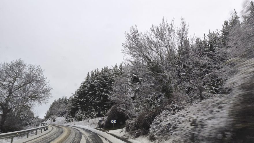 Vista de una carretera que se encuentra cubierta de nieve en la zona del Bierzo, este miércoles.