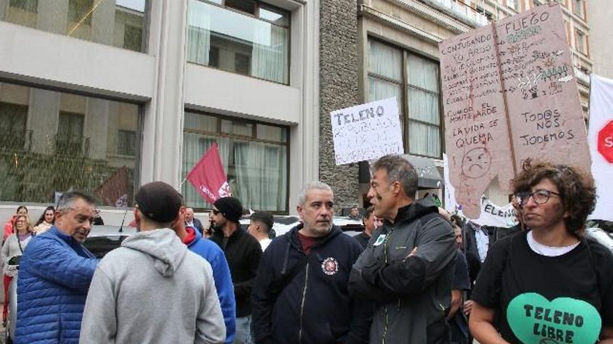 Representantes sindicales de UGT y CCOO en León se unieron a la protesta. / C.J. Domínguez