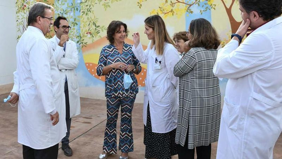 La consejera de Salud y Consumo, Catalina García, el pasado octubre visitando las obras de la planta de Salud Mental del antiguo Hospital Militar de Sevilla, que luego en marzo recibió los primeros pacientes