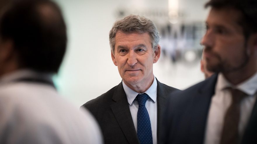 El presidente del PP, Alberto Núñez Feijóo, durante la segunda jornada del foro Santander Women Now, en el Beatriz Madrid, a 19 de junio de 2025, en Madrid (España). Santander WomenNOW ha celebrado su séptima edición ayer y hoy. El congreso, organizado po