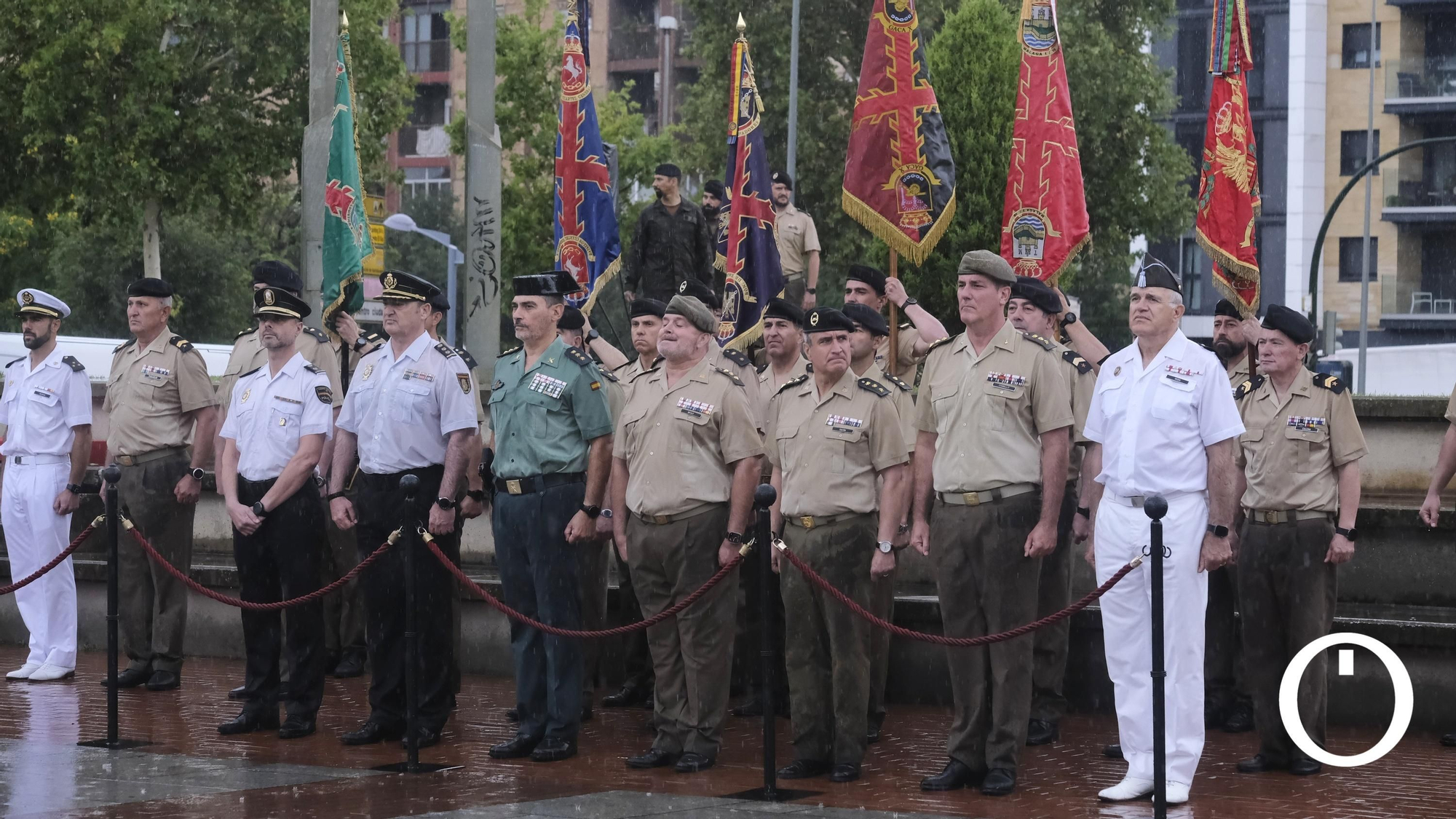 Izado de la bandera de España en la Plaza de España