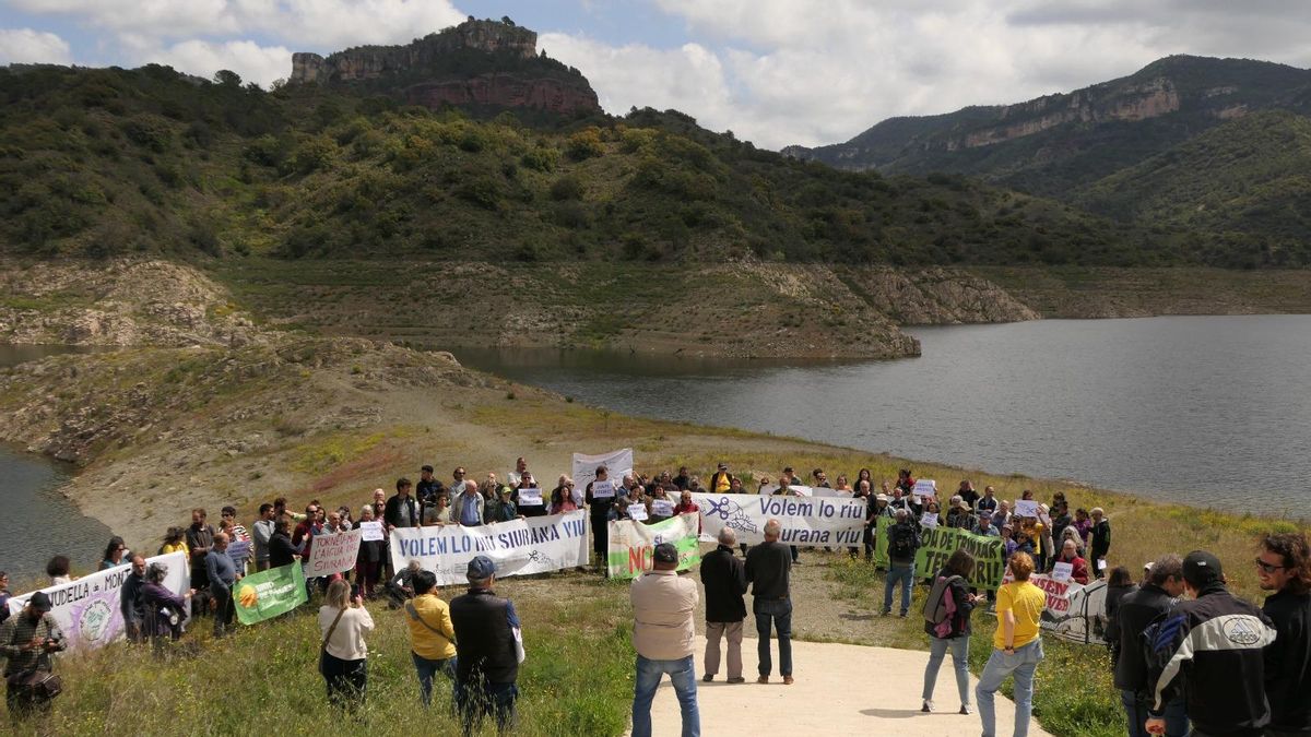 Activistas protestan frente al pantano de Siurana antes del trasvase hacia Riudecanyes / Cedida