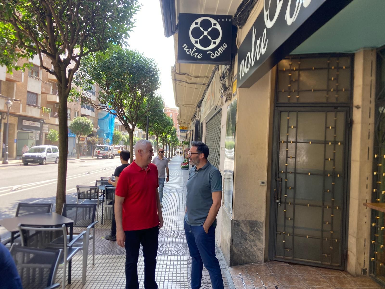 El concejal Ángel Andrés con Cándido Fernández en la cafetería Notre Dame