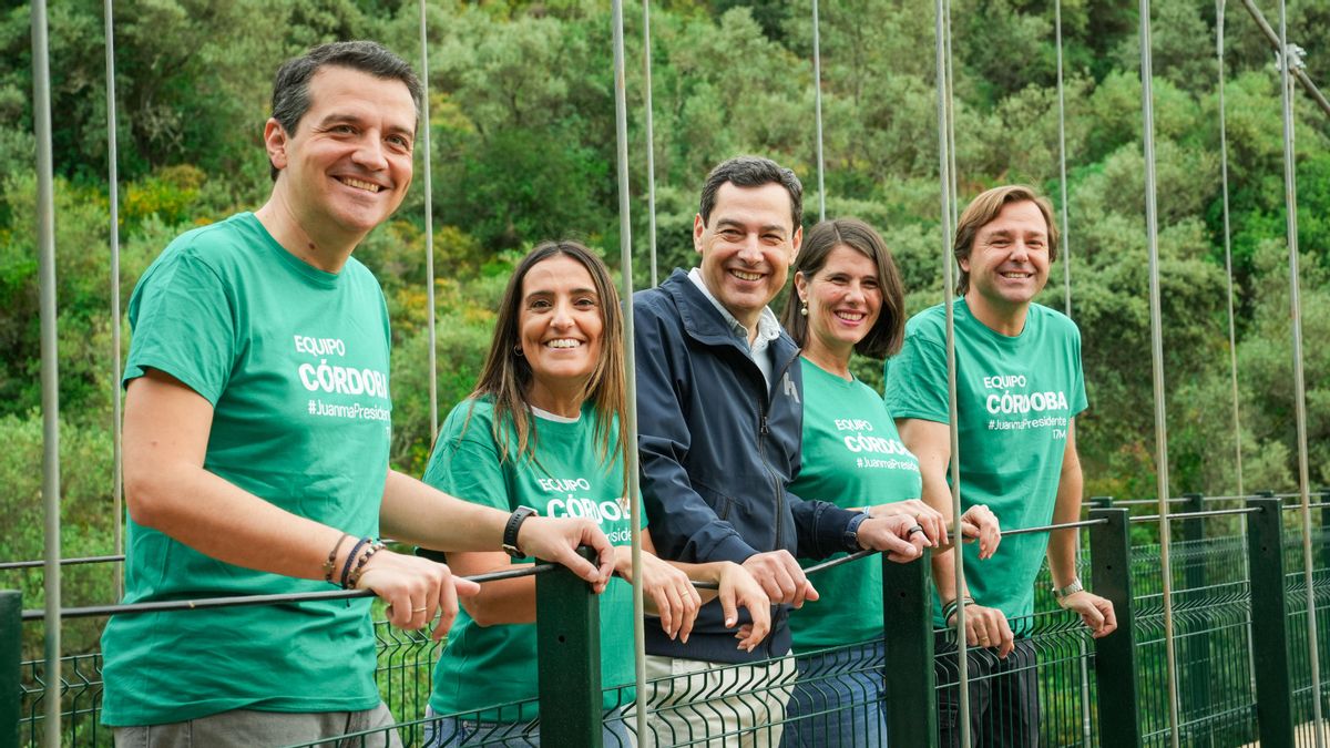 Juanma Moreno recorre el sendero de la fase 3 del Cinturón Verde de Córdoba junto a representantes del PP andaluz