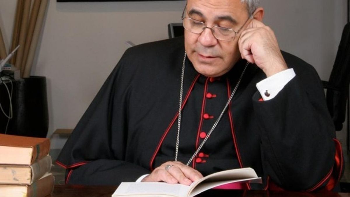 El arzobispo de Granada llama a orar por las "difíciles" circunstancias de España y a pedir "unidad"