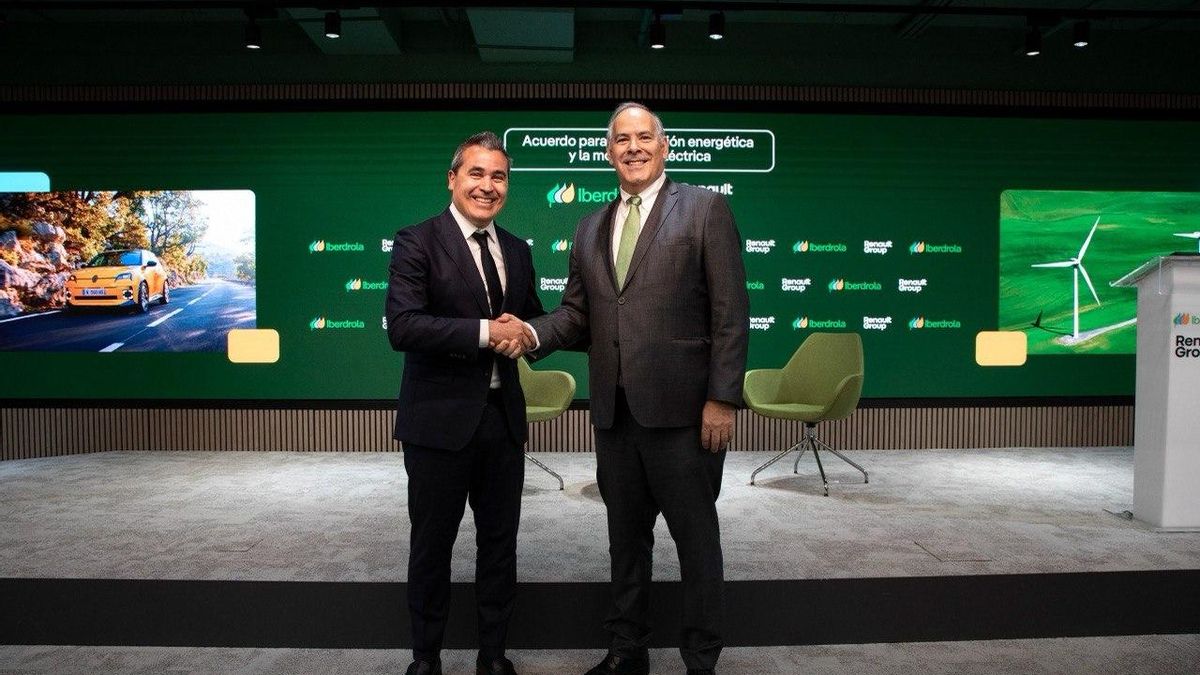 Josep María Recasens, director general de Renault Group España y Mario Ruiz Tagle, CEO de Iberdrola España durante la firma del acuerdo