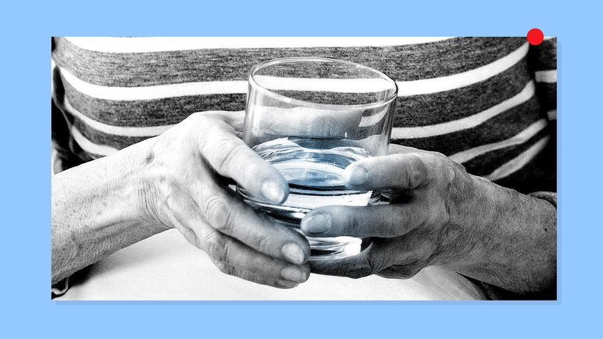 Por qué dejamos de beber agua con la edad y cómo solucionarlo
