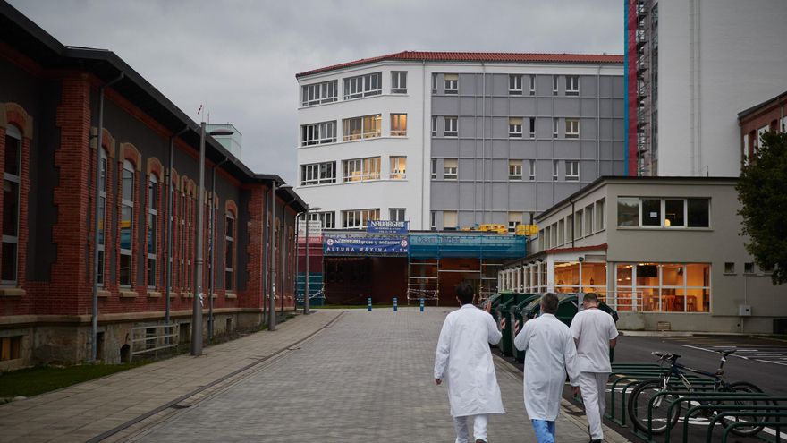 Archivo - Personal sanitario del Hospital de Navarra