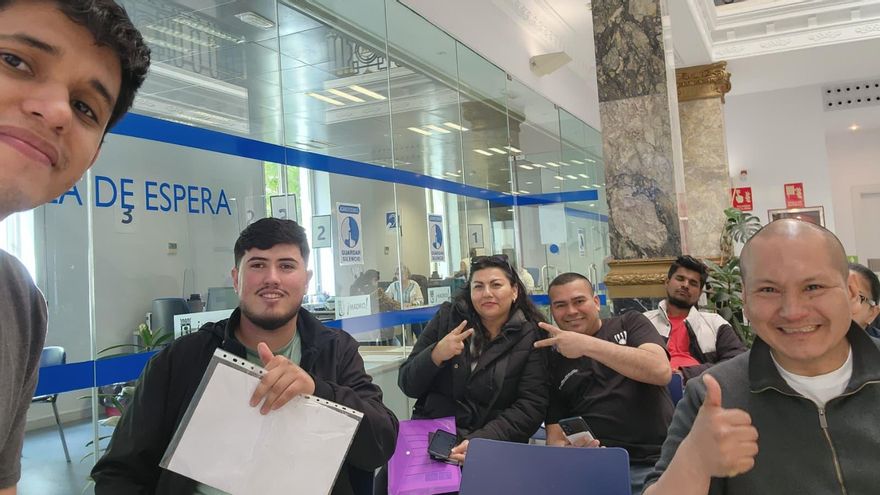 Germán hace una foto a sus compañeros de cola para celebrar haber conseguido entrar a los sevicios sociales de Madrid para hacer un trámite para la regularización, después de esperar toda la noche.