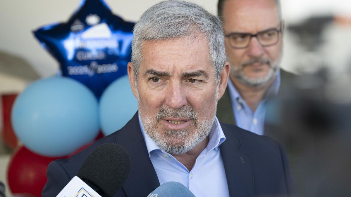 El presidente de Canarias, Fernando Clavijo, ha inaugurado este martes el curso escolar en las islas en el colegio Güime, una escuela unitaria del municipio de San Bartolomé. EFE/ Adriel Perdomo
