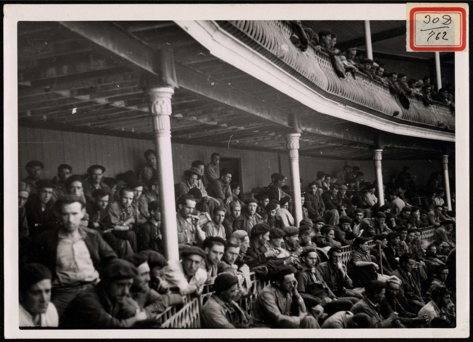"Vista parcial de la Plaza de Toros de Santander con 10.000 prisioneros! | Biblioteca Nacional de España