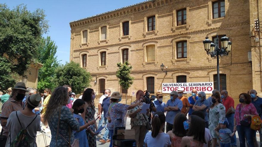 Los oscenses se abrazan a un antiguo seminario para evitar su derribo y salvar su patrimonio