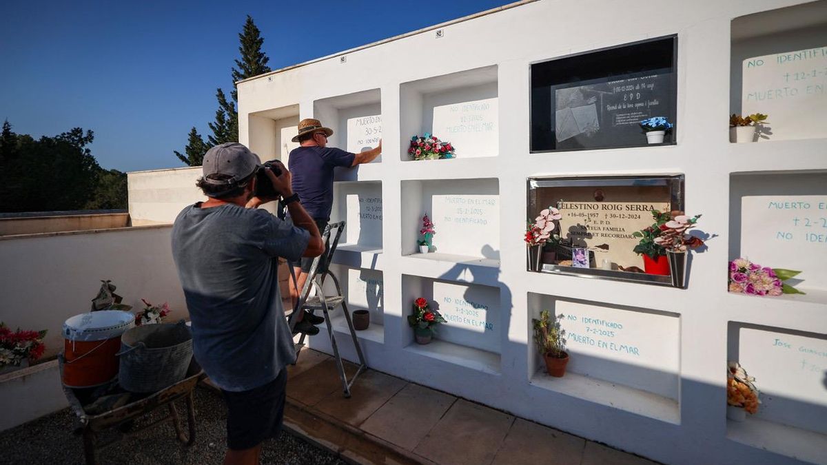 Parte del trabajo de Javi Parejo para documentar la crisis humanitaria de los migrantes es fotografiar el trabajo del enterrador de su isla.