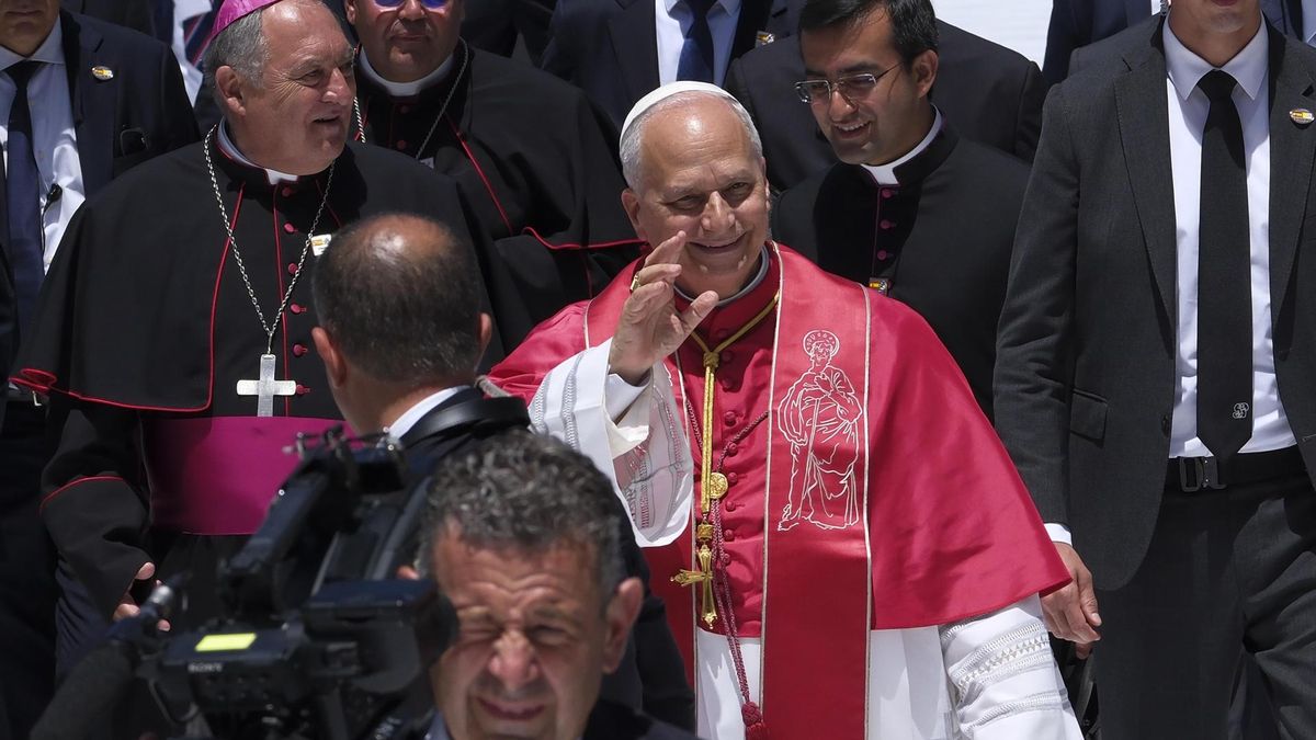 El papa León XIV, tras el acto en la catedral de Santa Ana.