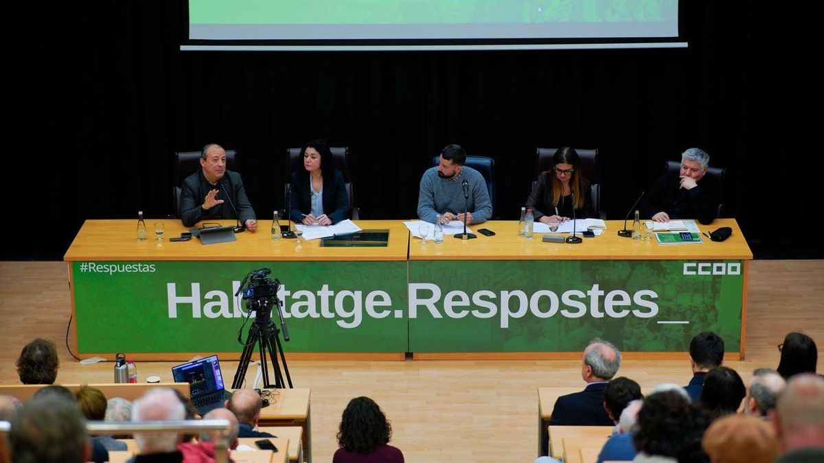 Carlos Bravo, Ana García, David Noriega, Gema Gallardo y Javier Burón en el acto sobre vivienda de CCOO en la Universitat de València.