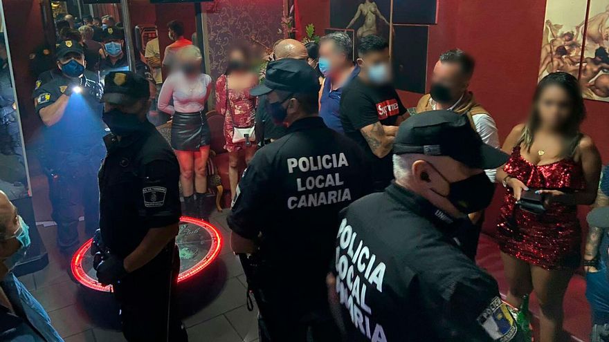 El CD Tenerife expedienta a dos jugadores tras ‘cazarlos’ la Policía Local en una inspección a un club de alterne