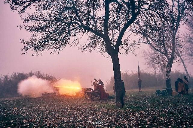 Un cañón del siglo XVI disparando en una recreación histórica.