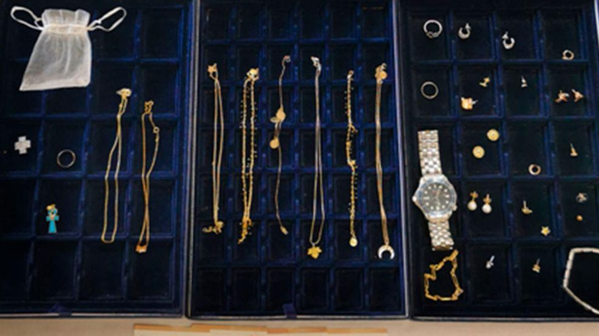 Roba 2.100 euros en joyas a una amiga tras pedirle las llaves de su casa para "recoger unas bebidas"