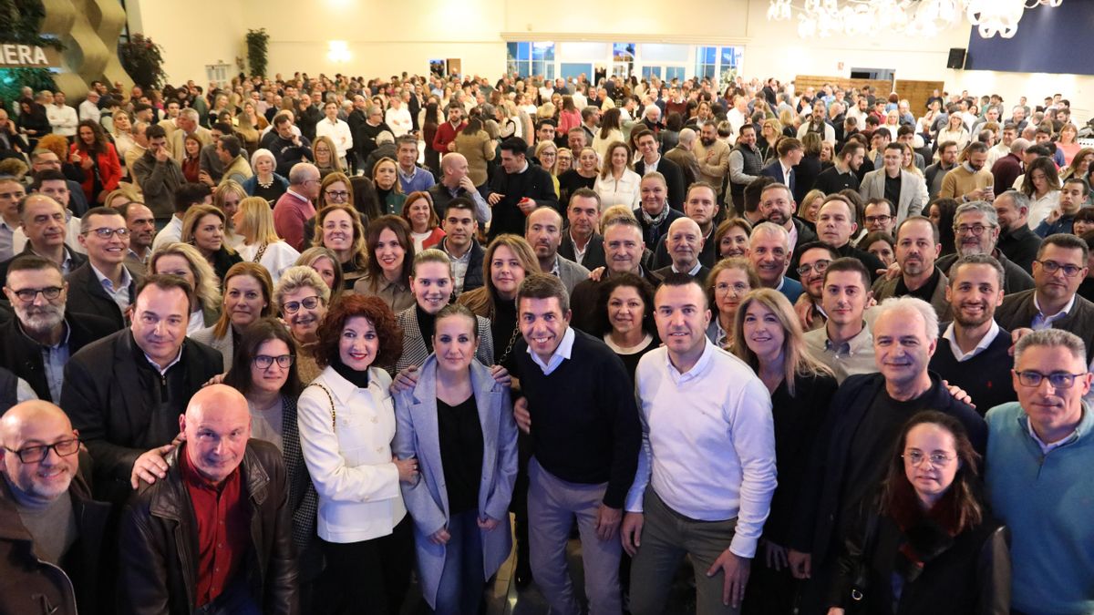 Carlos Mazón se ha rodeado de alcaldes, militantes y simpatizantes del PP en Alzira.