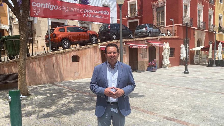 El alcalde de Mula, a las puertas del Ayuntamiento