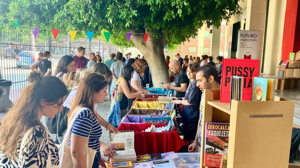 Mercadillo Demoleer, en el patio de la BRMU