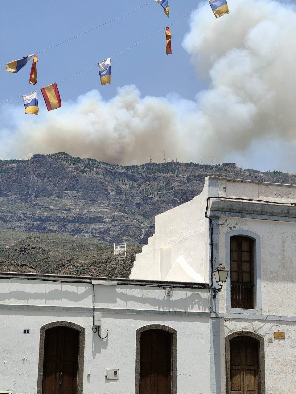 Humo del conato de incendio declarado en la cumbre de Gran Canaria, visible desde Las Lagunetas en San Mateo