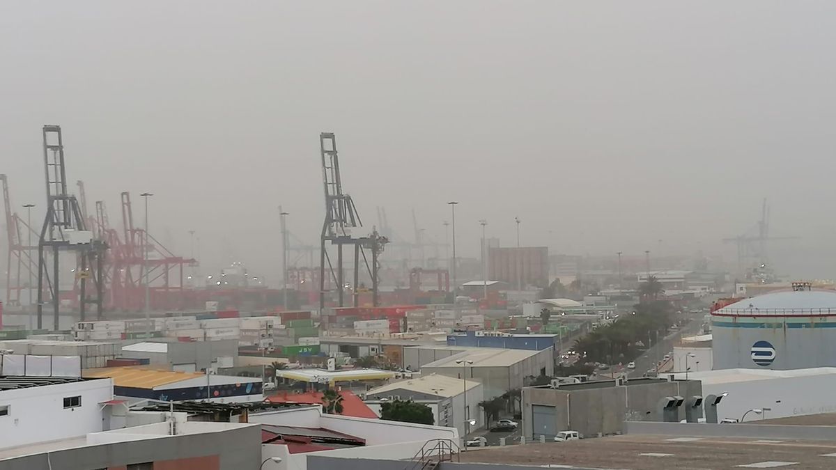 Abundante calima en el puerto de Las Palmas, en una imagen de archivo.