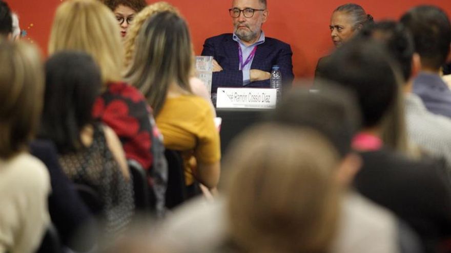 El exministro mexicano José Ramón Cossío participa este domingo, en una charla con motivo de la presentación de su libro "Derecho y Cambio Social en la Historia" en el marco de la 33 edición de la Feria Internacional del Libro de Guadalajara, en Jalisco (México).