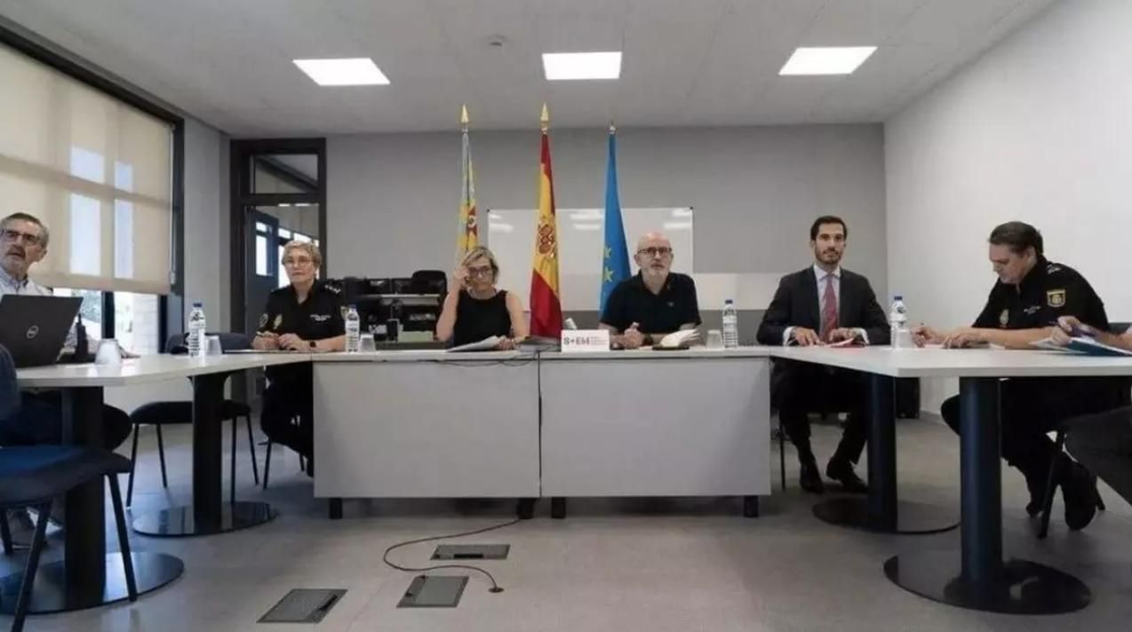 Reunión de la Comisión de Coordinación de Emergencias por la DANA de 2023, presidida por la consellera Elisa Núñez y formada, entre otros, por el entonces secretario autonómico José María Ángel (a la izquierda).