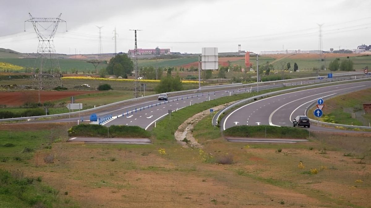 Imagen de un tramo terminado y otro por ejecutar en la autovía León-Valladolid A-60, archivo.