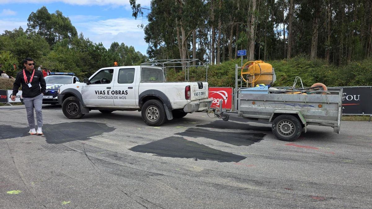 Vehiculo del departamentos de Vías e Obras del Concello de Mos, sobre las banderas pintadas