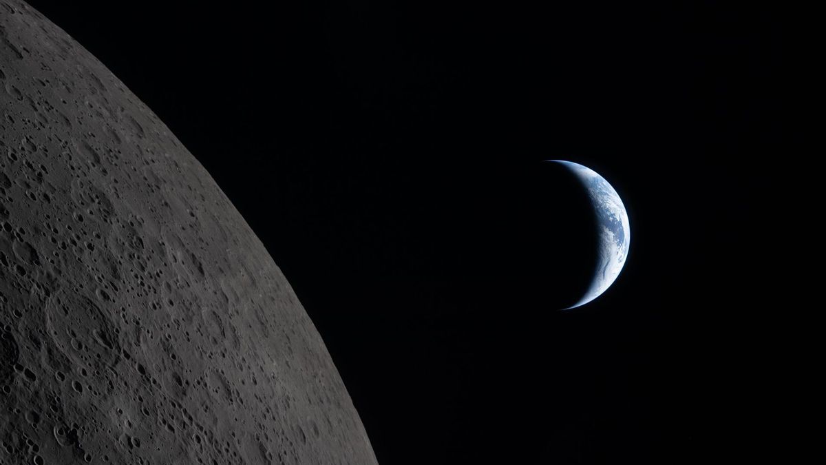 La imagen capturada por la tripulación del Artemis II durante su sobrevuelo lunar, unos seis minutos antes del atardecer de la Tierra, el 6 de abril de 2026.