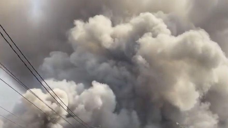 La Brigada Forestal abandona a toda prisa su trabajo en Tazacorte por una nube tóxica formada al llegar la lava a los invernaderos