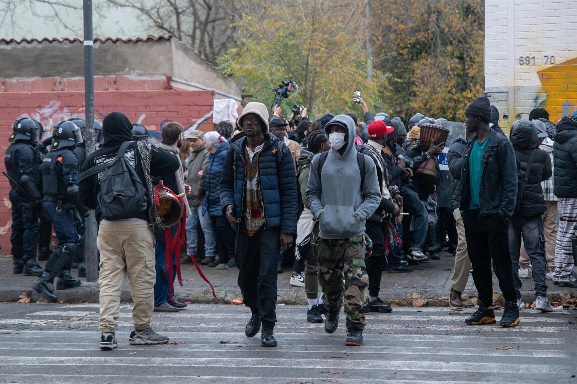 Las imágenes del desalojo de 400 personas en Badalona