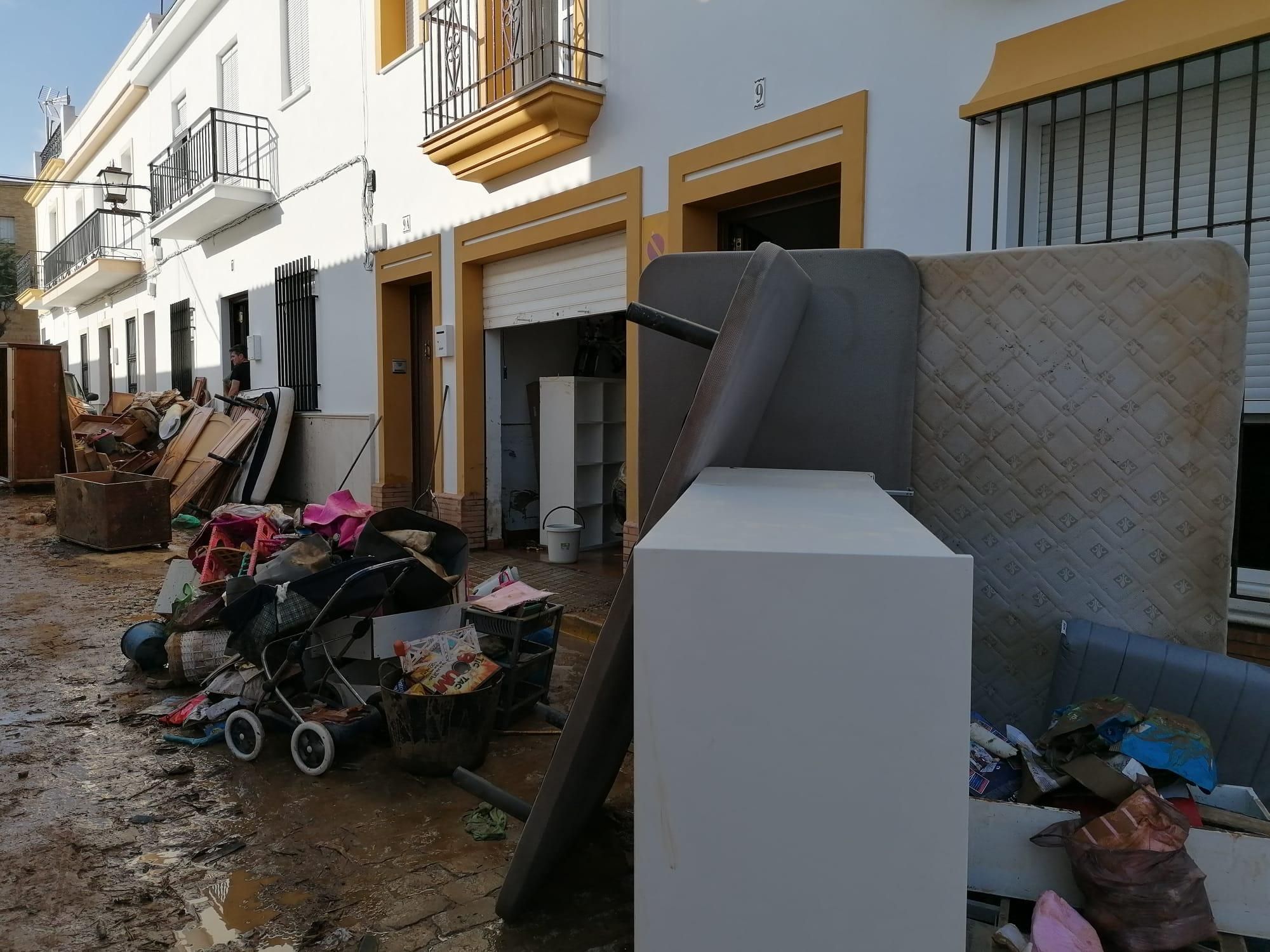 Enseres destrozados en la calle Gibraltar en Lepe