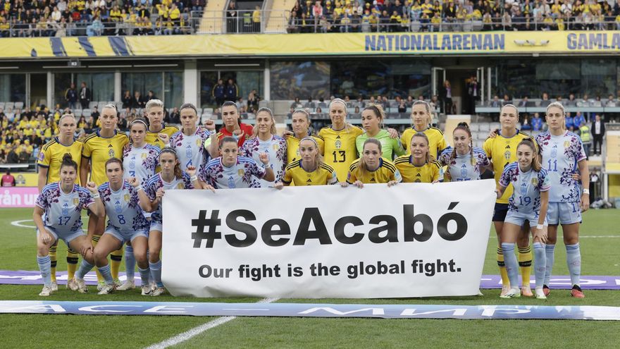 Las jugadoras suecas se suman al "se acabó" con una pancarta en el primer partido de España desde el Mundial