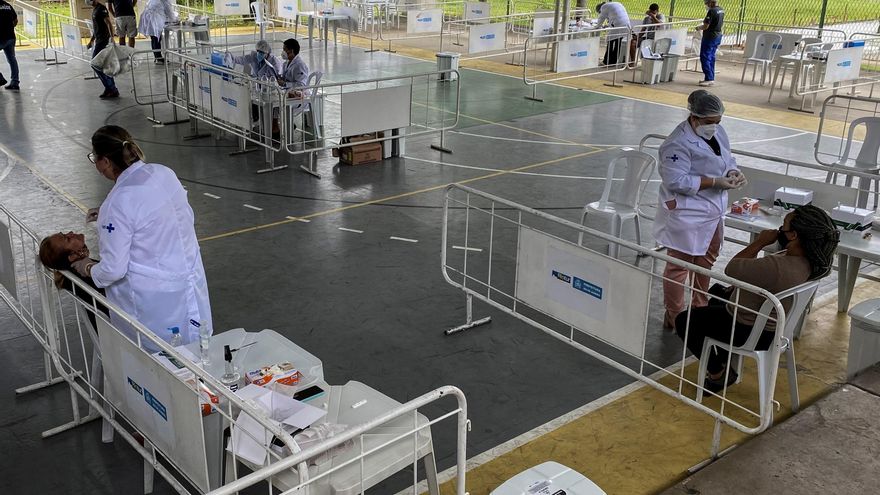 Profesionales de salud realizan pruebas de detección de covid-19 a varias personas, en una escuela publica en Río de Janeiro (Brasil), en una fotografía de archivo. EFE/ Antonio Lacerda