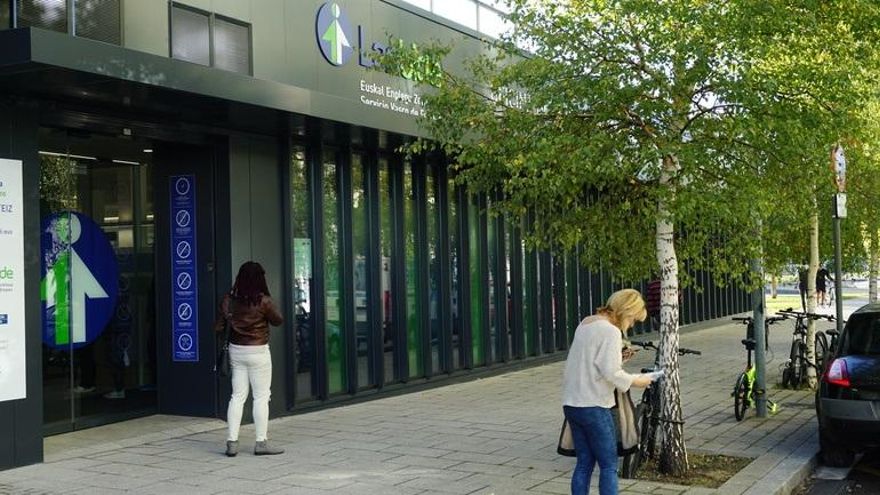 Euskadi reduce el número de parados en 9.500 en el segundo trimestre y suma 12.700 ocupados