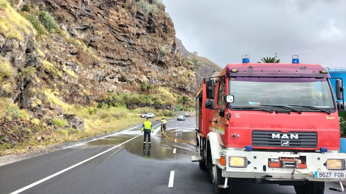 Limpieza de un tramo de la carretera LP-2 tras un accidente de tráfico.