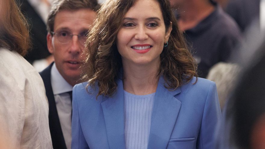 Ayuso y Almeida se colocan ahora contra la evidencia científica de las medidas antitabaco