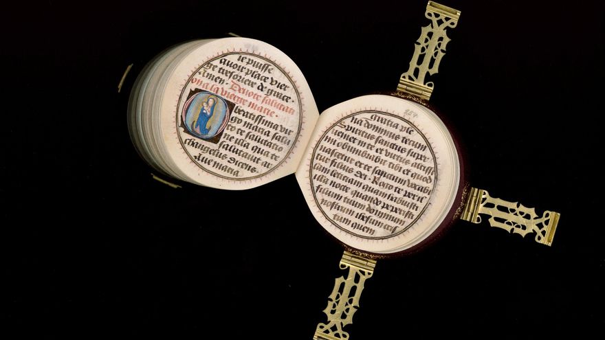 Un libro de 266 páginas que cabe en la palma de la mano: así es el primer "libro de bolsillo" de la historia