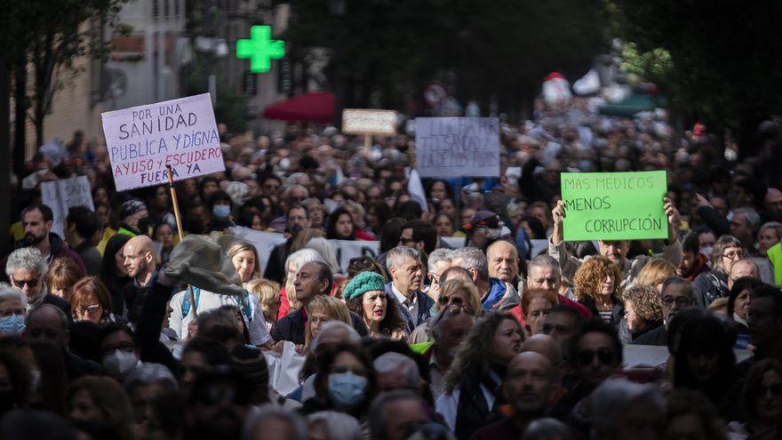 Unas 200.000 personas según la Delegación de Gobierno marchan durante una manifestación contra el desmantelamiento de la Atención Primaria en la Sanidad Pública, a 13 de noviembre de 2022, en Madrid (España). Esta marcha ha sido convocada por la Red de Solidaridad Popular de Latina y Carabanchel bajo el lema 'Madrid se levanta por la Sanidad Pública contra el Plan de Destrucción de la Atención Primaria', leer más para protestar contra el modelo sanitario de la Comunidad madrileña y especialmente por la situación de Atención Primaria y las Urgencias Extrahospitalarias , que sustentan todo el sistema sanitario. Las urgencias extrahospitalarias han cubierto 22.000 asistencias desde su apertura el 27 de octubre. La marcha quiere apoyar la huelga indefinida de los médicos en centros de atención 24 horas que arrancó el 7 de noviembre para denunciar el caos y la desprotección a la población de un plan de urgencia extrahospitalaria puesto en marcha ‘sin personal suficiente’ para prestar el servicio.