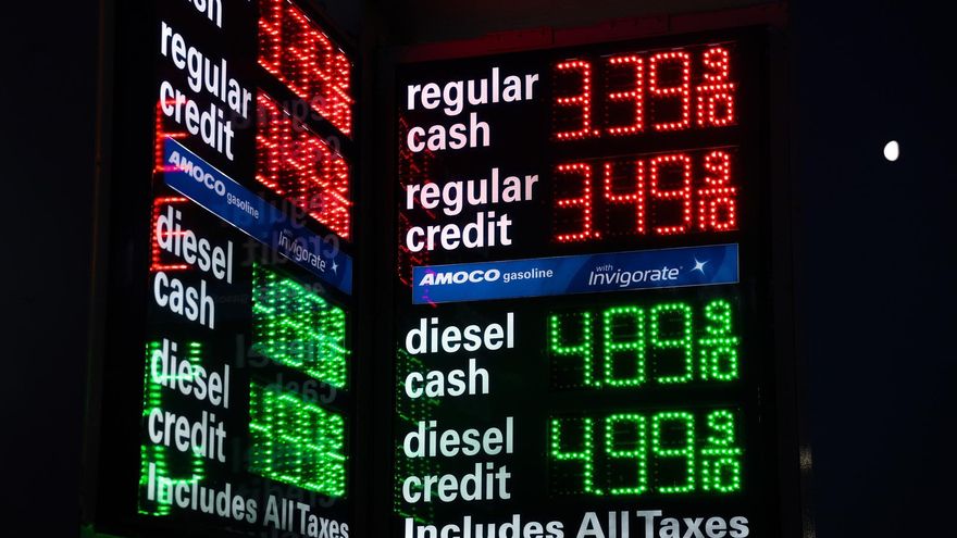 Fotografía de archivo de precios de gasolina en una estación de servicio en Nueva York