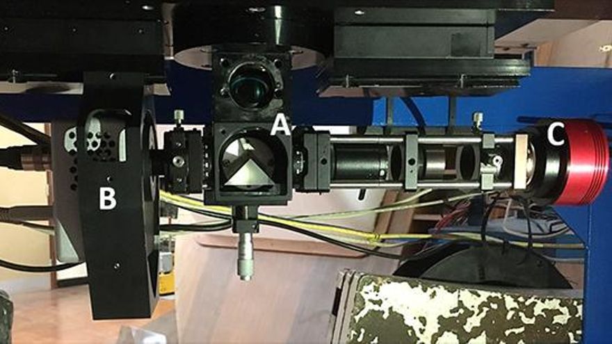 Instrumentos conectados al  Telescpio Isaac Newton (INT). La etiqueta A muestra el prisma que se usa para dirigir la luz a un instrumento u otro, la etiqueta B muestra el instrumento Scidar y la etiqueta C muestra la óptica WFS y el detector.