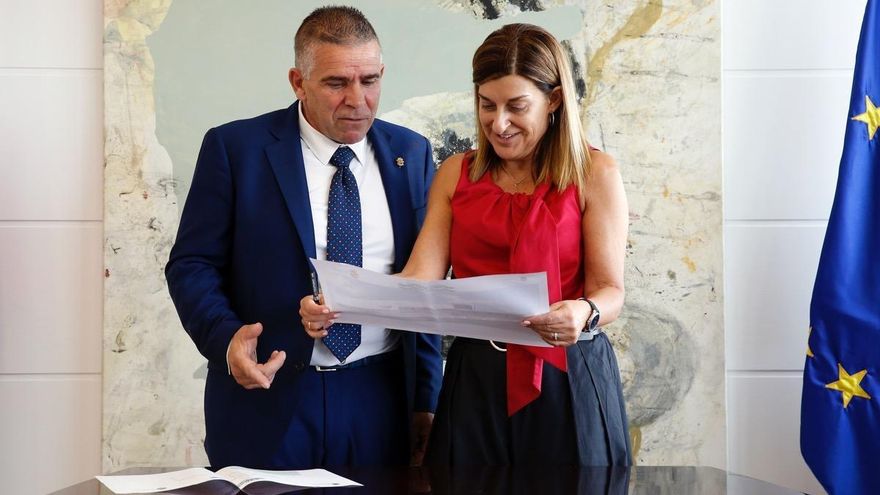 La presidenta de Cantabria, María José Sáenz de Buruaga, y el alcalde de Argoños, Juan José Barruetabeña