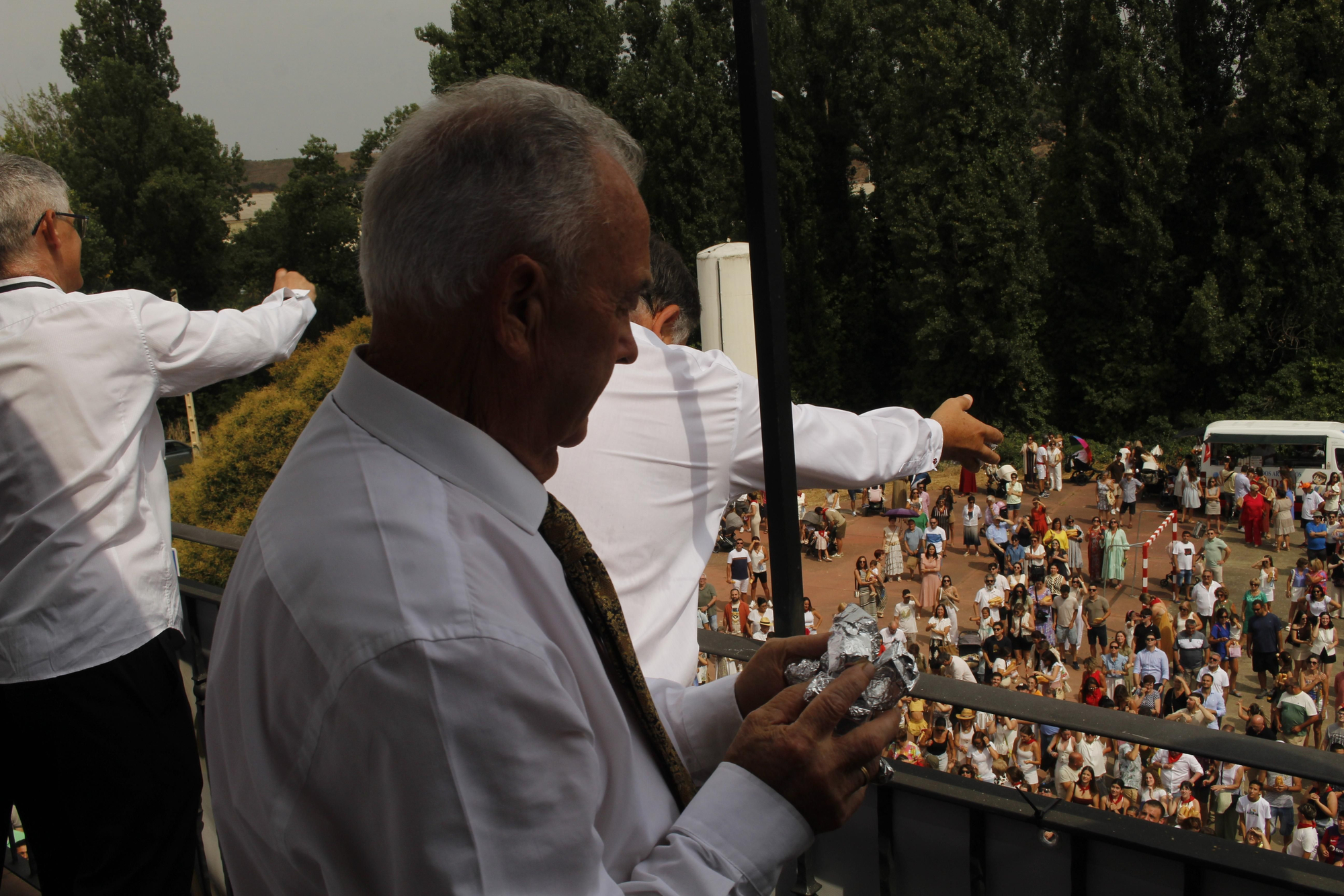 Los panes y los quesos vuelan desde la ermita de Quel para cumplir con una tradición de más de 500 años