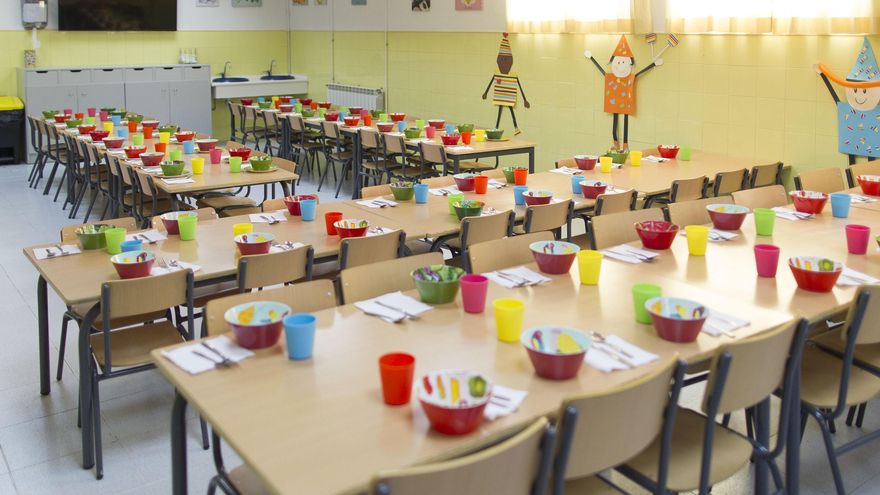 Trabajadoras de comedores escolares celebran el primer día de huelga para exigir al Gobierno vasco un aumento en la plantilla y medidas para garantizar la seguridad