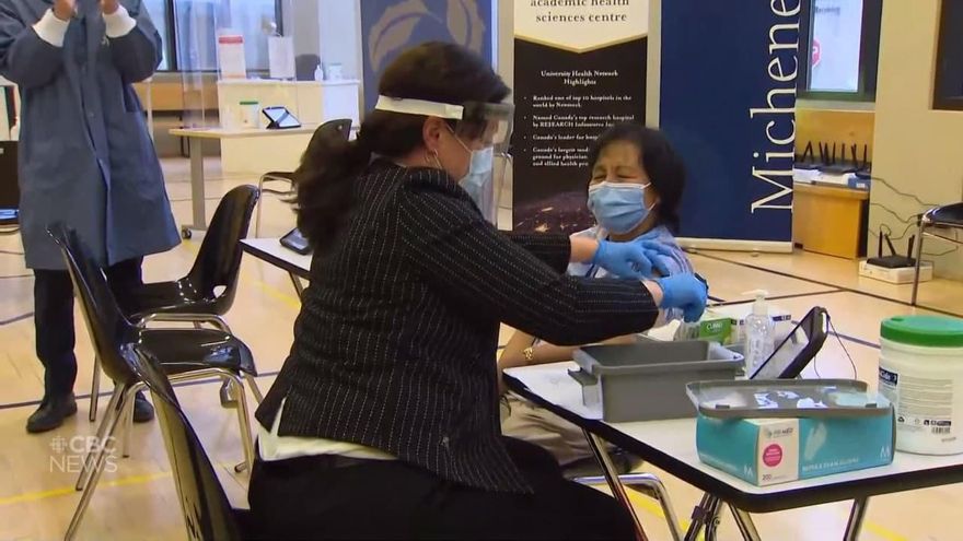 Anita Quidangen, trabajadora de una residencia de mayores en Toronto, es la primera persona de Canadá en vacunarse contra el coronavirus.