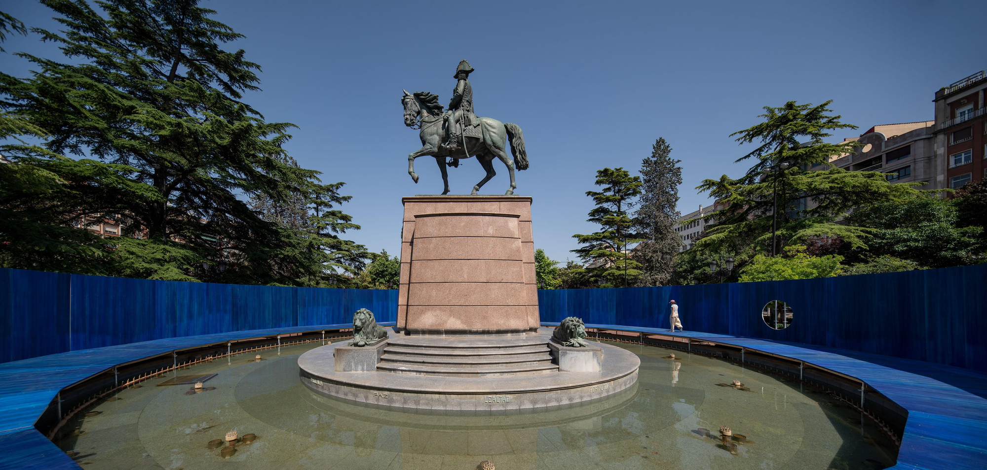 Piscinazo en el Monumento a Espartero